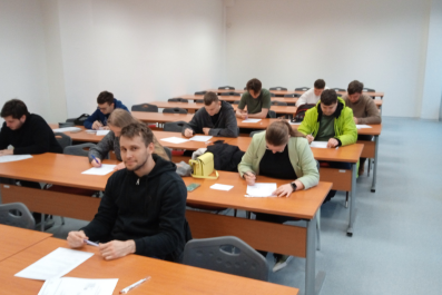 Noví držitelia osvedčenia o elektrotechnickej spôsobilosti na UIAM