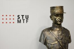 Torzo sochy odovzdané dekanovi MTF STU